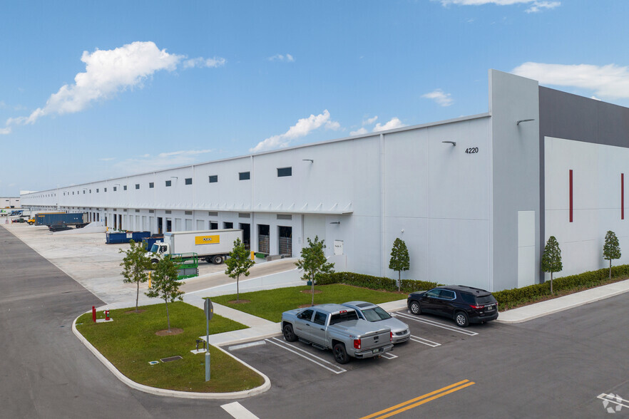 4220 W 104th St, Hialeah, FL en alquiler - Foto del edificio - Imagen 2 de 4