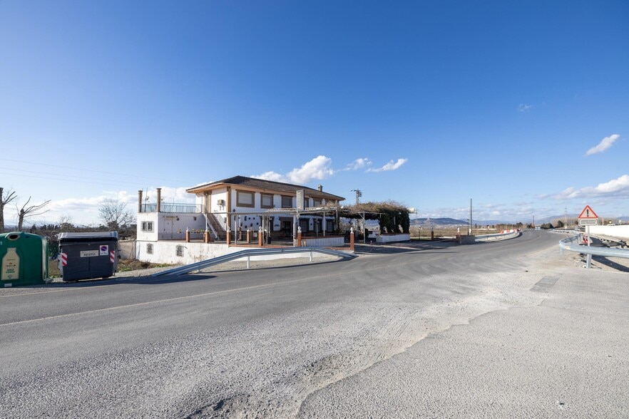 Local en Granada en venta - Foto del edificio - Imagen 3 de 50