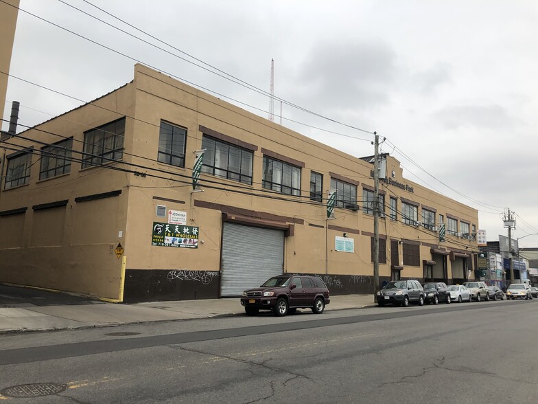 5208 Grand Ave, Maspeth, NY en alquiler - Foto del edificio - Imagen 2 de 20