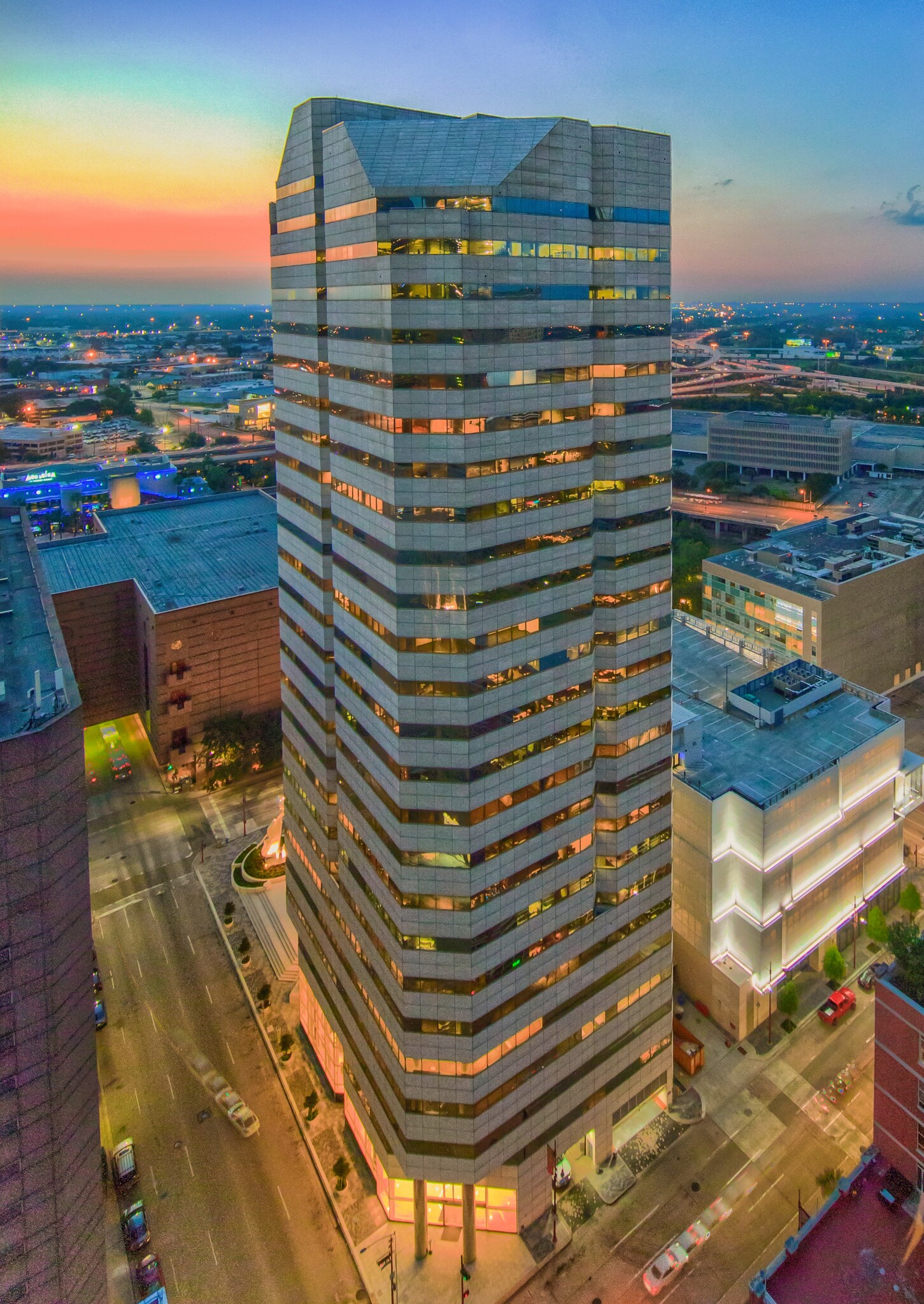 440 Louisiana St, Houston, TX en alquiler Foto del edificio- Imagen 1 de 31