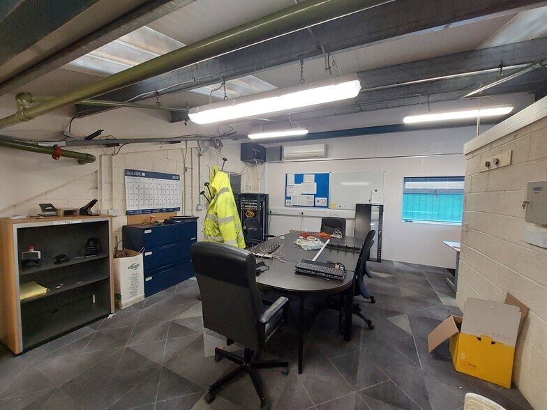 33 Ladeside Gdns, Kilbirnie en alquiler - Foto del edificio - Imagen 3 de 5