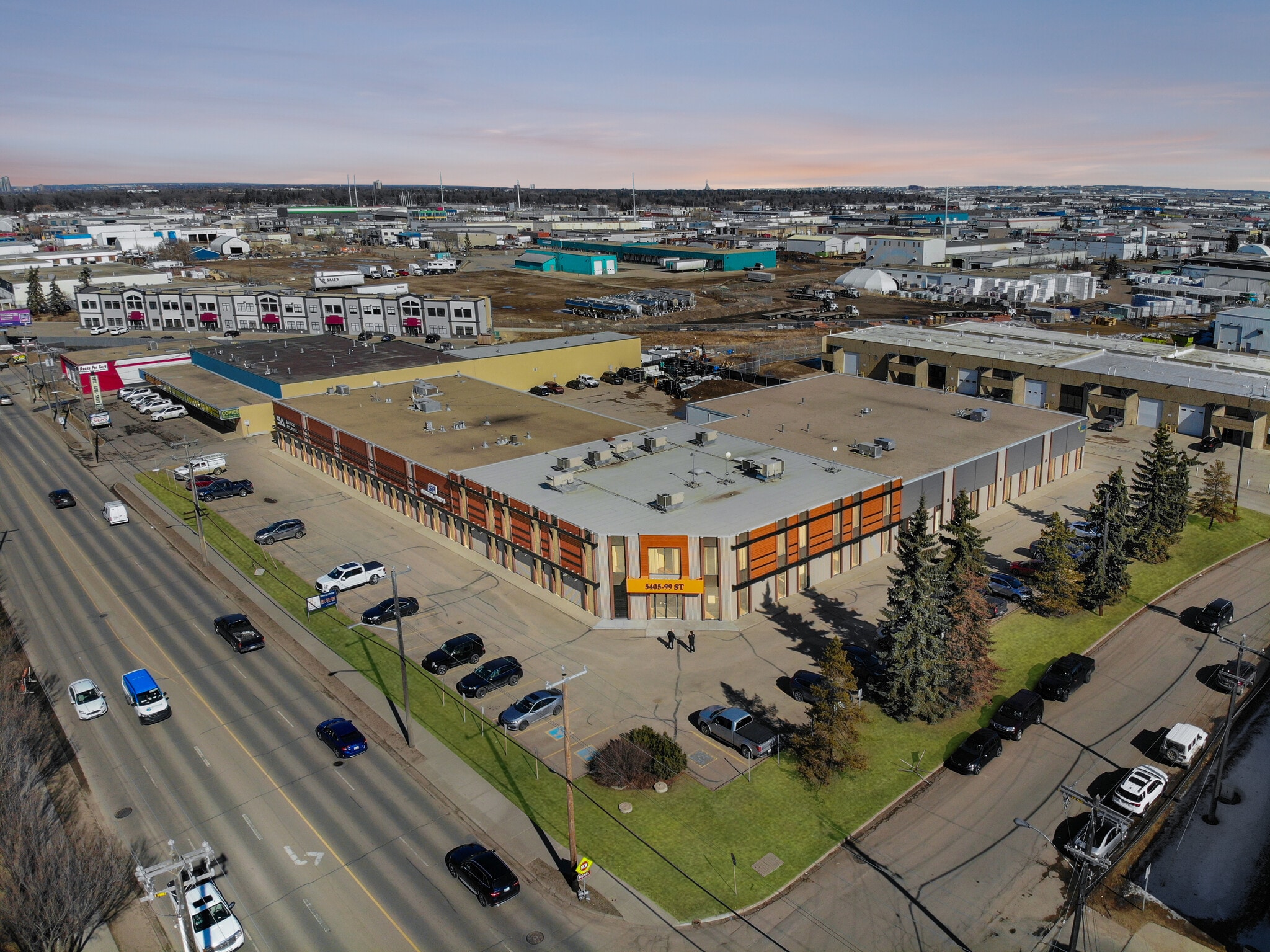 5405 99th St NW, Edmonton, AB en alquiler Foto del edificio- Imagen 1 de 3