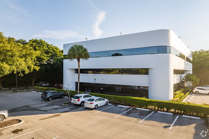 3275 W Hillsboro Blvd, Deerfield Beach, FL en alquiler - Foto del edificio - Imagen 2 de 12