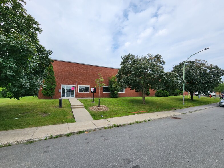 8150 Boul Parkway, Montréal, QC en alquiler - Foto del edificio - Imagen 3 de 17