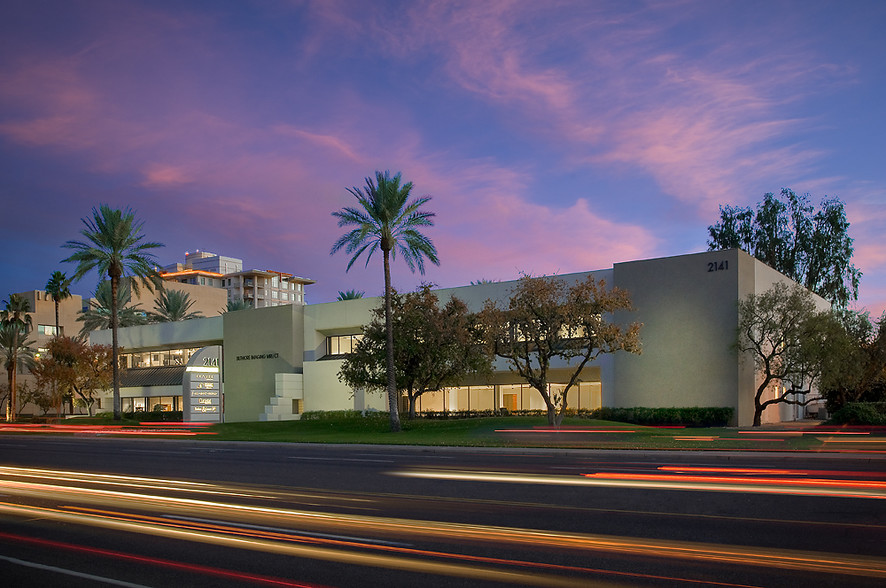 2141 E Camelback Rd, Phoenix, AZ en alquiler - Foto del edificio - Imagen 1 de 9