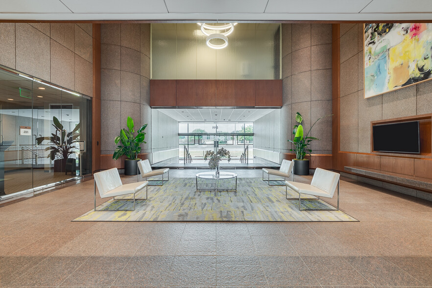 511 E John Carpenter Fwy, Irving, TX en alquiler - Lobby - Imagen 2 de 16