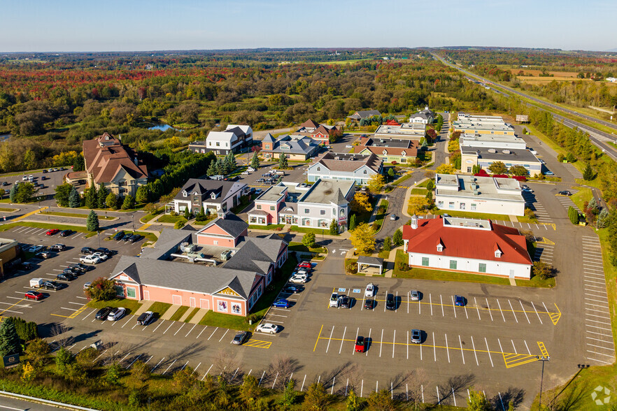 105 Boul Du Carrefour, Bromont, QC en venta - Vista aérea - Imagen 3 de 7