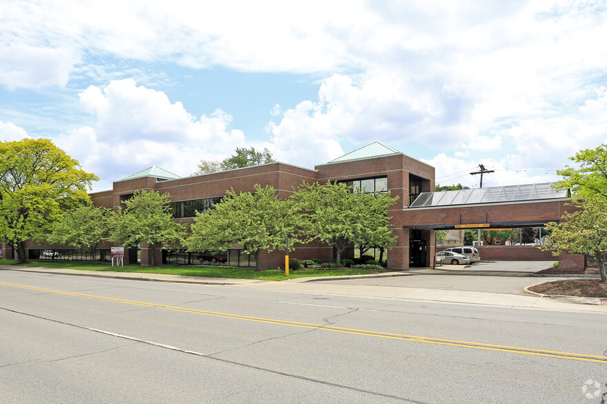 1695 W Twelve Mile Rd, Berkley, MI en alquiler - Foto del edificio - Imagen 3 de 7