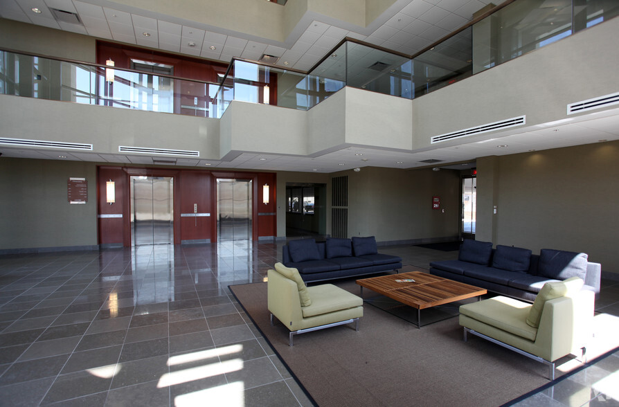 34100 Woodward Ave, Birmingham, MI en alquiler - Lobby - Imagen 3 de 16