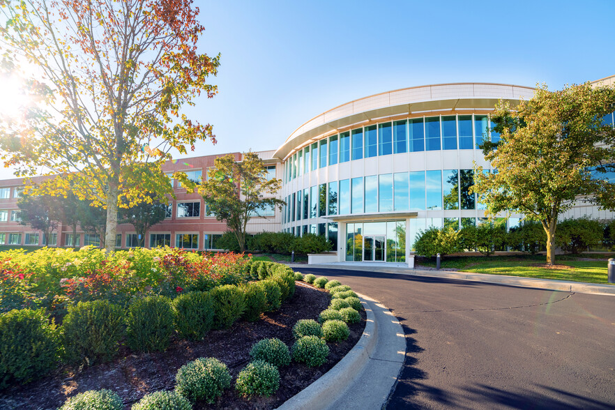 27500 Drake Rd, Farmington Hills, MI en alquiler - Foto del edificio - Imagen 1 de 24