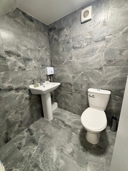 159 Hersham Rd, Walton On Thames en alquiler - Foto del edificio - Imagen 3 de 3