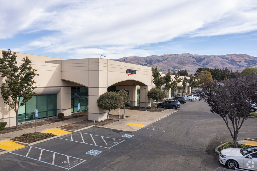 409-433 Dixon Landing Rd, Milpitas, CA en alquiler - Foto del edificio - Imagen 1 de 2