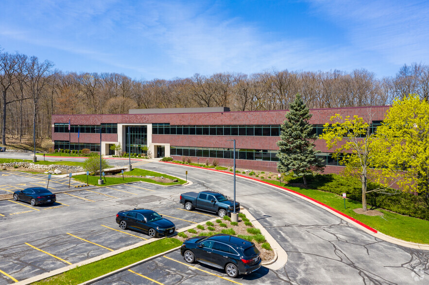 375 Bishops Way, Brookfield, WI en alquiler - Foto del edificio - Imagen 1 de 11