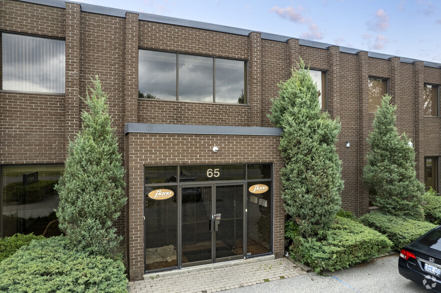 65 Melford Dr, Toronto, ON en alquiler - Foto del edificio - Imagen 2 de 5