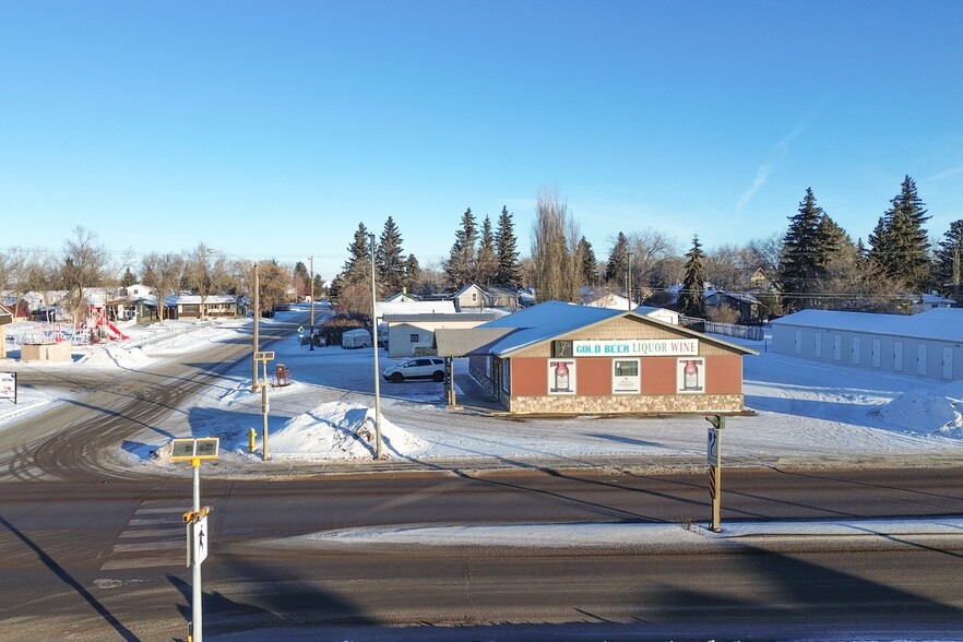 5922 50 Ave, Stettler, AB en venta - Foto del edificio - Imagen 2 de 29