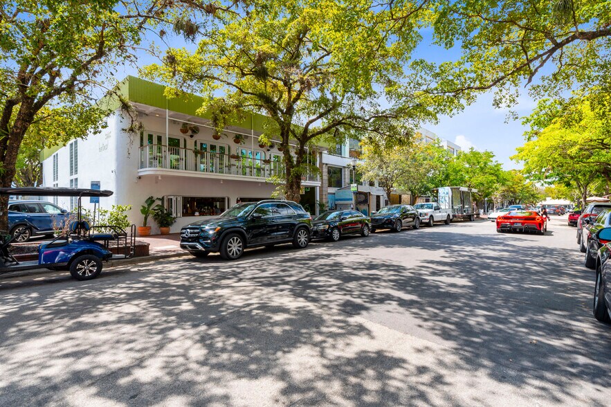 3120-3138 Commodore Plz, Coconut Grove, FL en venta - Foto del edificio - Imagen 3 de 18