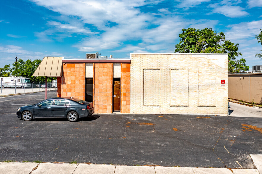 Gulfdale 10448, San Antonio, TX en alquiler - Foto del edificio - Imagen 2 de 3