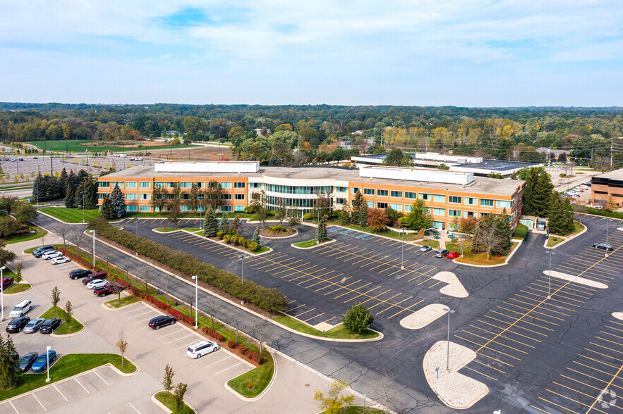 27500 Drake Rd, Farmington Hills, MI en alquiler - Vista aérea - Imagen 2 de 24