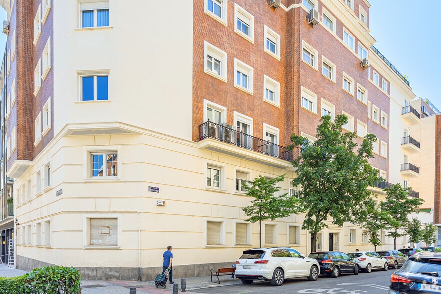 Edificio residencial en Madrid, Madrid en venta - Foto del edificio - Imagen 2 de 2