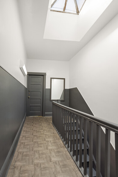 566 Grandview Ave, Ridgewood, NY en venta - Foto del interior - Imagen 2 de 11