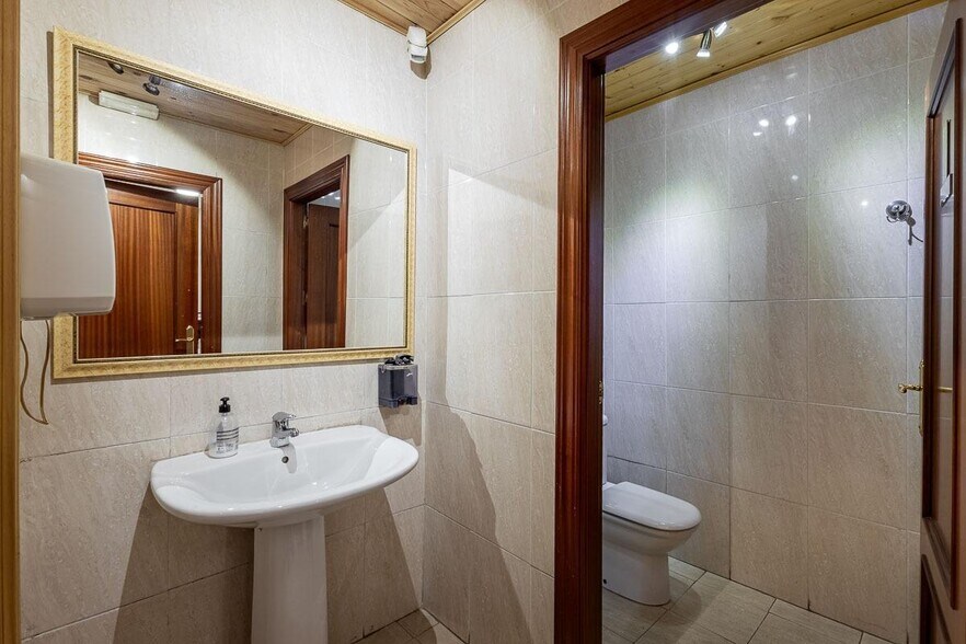 Oficina en Granada, Granada en venta - Foto del interior - Imagen 3 de 9