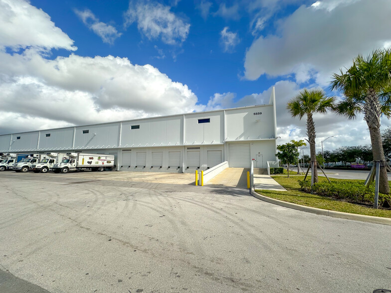 5559 NW 145th St, Opa Locka, FL en alquiler - Foto del edificio - Imagen 3 de 3