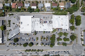 705-761 NE 167th St, Miami, FL en alquiler Foto del edificio- Imagen 1 de 5