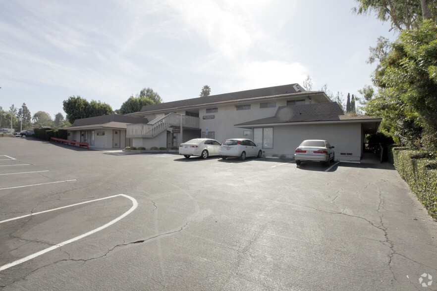 23525 Golden Springs Dr, Diamond Bar, CA en alquiler - Foto del edificio - Imagen 3 de 14