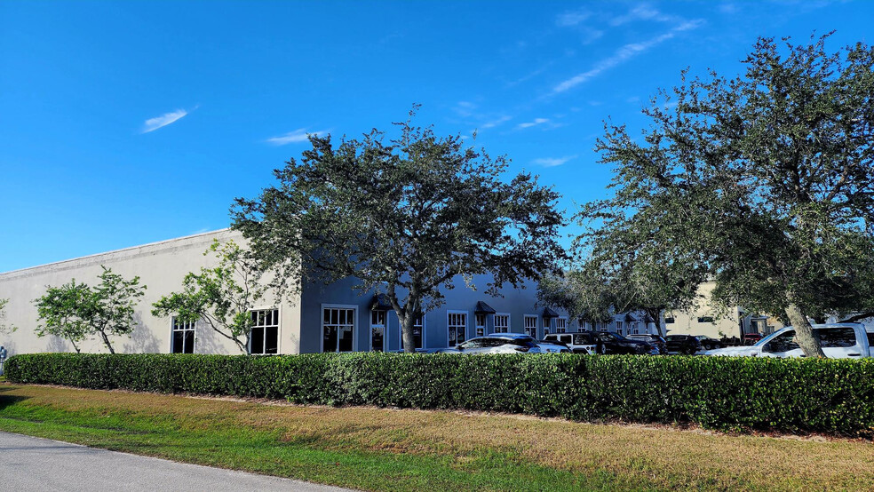 10981 Harmony Park Dr, Bonita Springs, FL en venta - Foto del edificio - Imagen 1 de 8