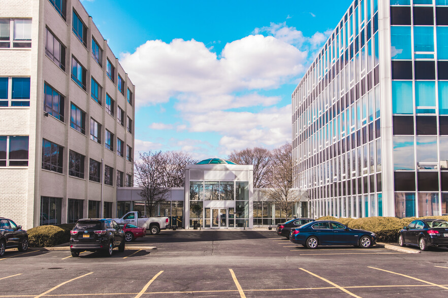 100 Merrick Rd, Rockville Centre, NY en alquiler - Foto del edificio - Imagen 1 de 11