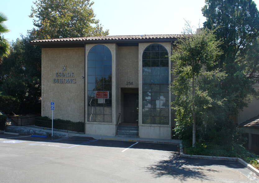 258 Lombard St, Thousand Oaks, CA en alquiler - Foto del edificio - Imagen 3 de 9