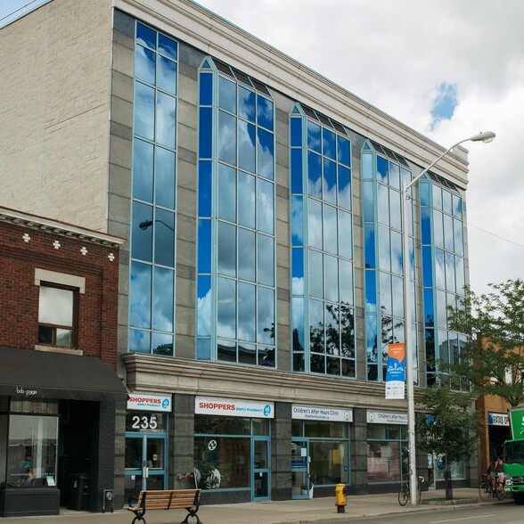 235 Danforth Ave, Toronto, ON en alquiler - Foto del edificio - Imagen 2 de 5