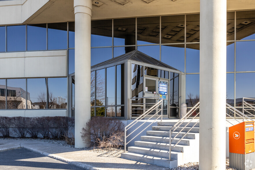 1550 Rue Ampère, Boucherville, QC en alquiler - Foto del edificio - Imagen 3 de 3