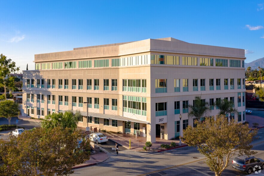 207 S Santa Anita Ave, San Gabriel, CA en alquiler - Foto del edificio - Imagen 1 de 7