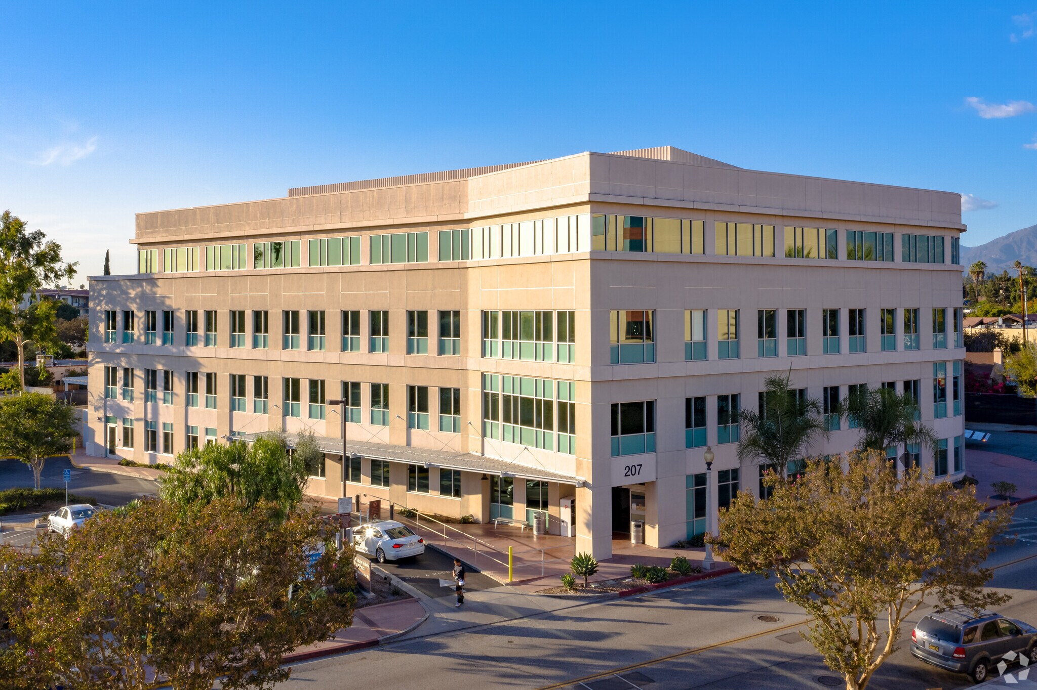 207 S Santa Anita Ave, San Gabriel, CA en alquiler Foto del edificio- Imagen 1 de 8