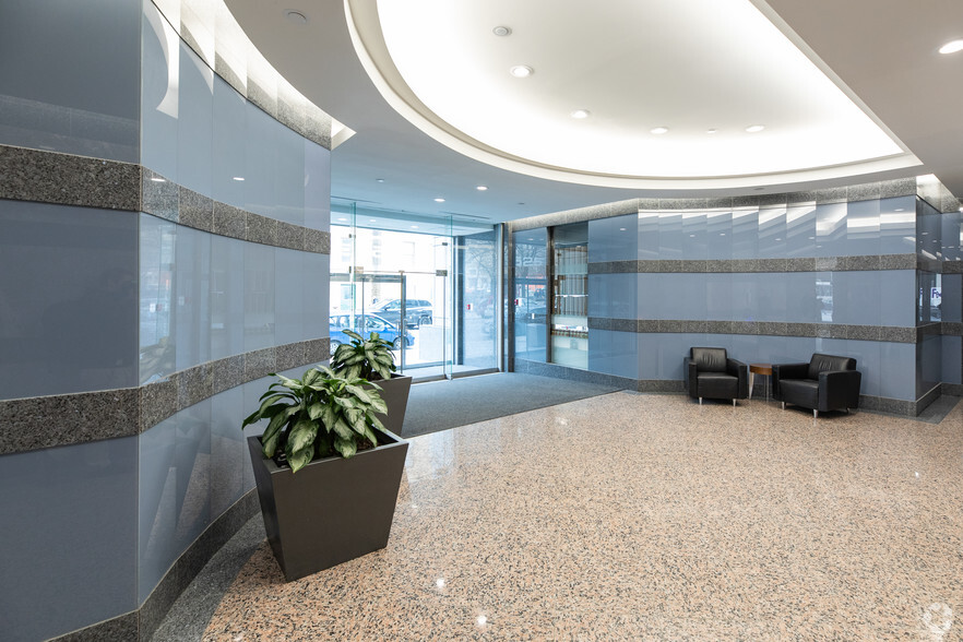 525 University Ave, Toronto, ON en alquiler - Lobby - Imagen 2 de 4