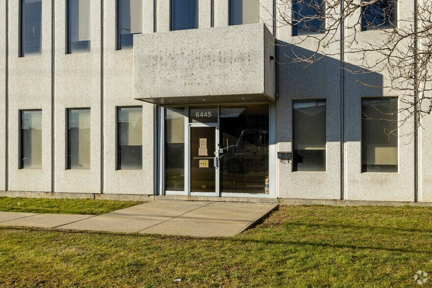 6445 Ch de la Côte-de-Liesse, Montréal, QC en alquiler - Foto del edificio - Imagen 3 de 12