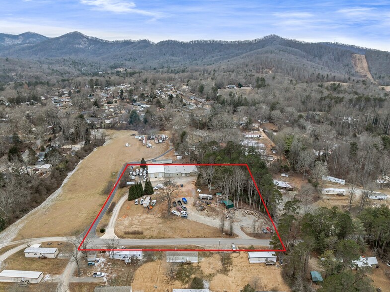 33 Hidden Acres Dr, Asheville, NC en venta - Foto principal - Imagen 1 de 50