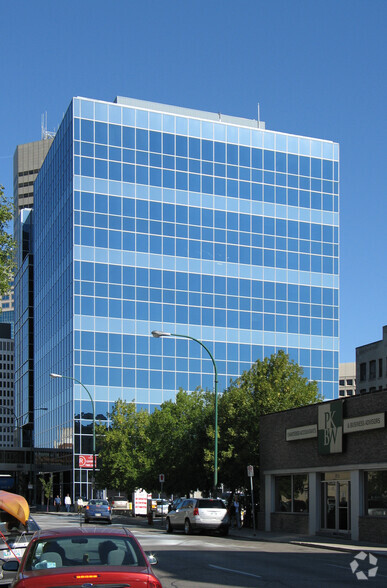 200 Graham Ave, Winnipeg, MB en alquiler - Foto del edificio - Imagen 2 de 4