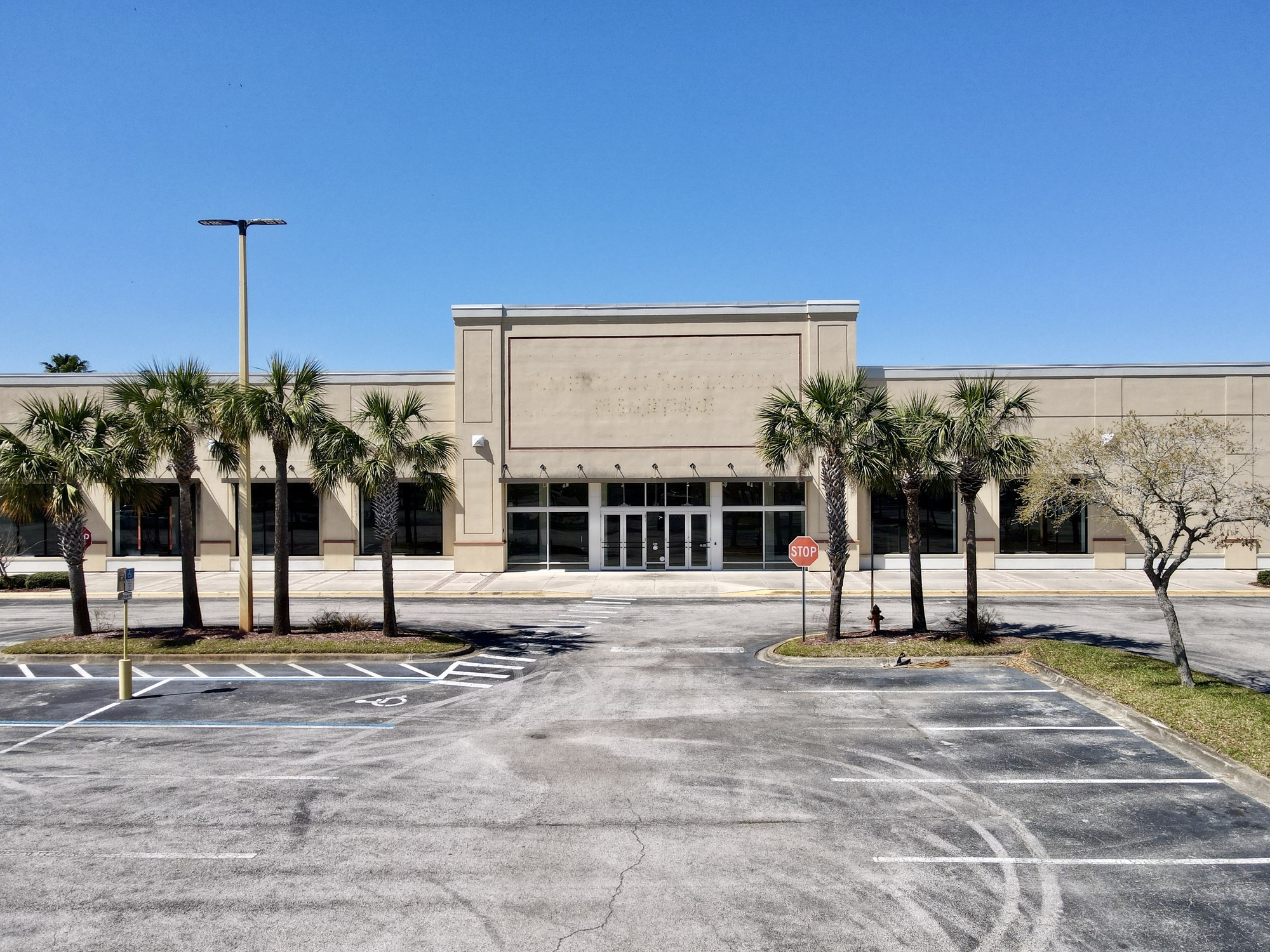 1924 W International Speedway Blvd, Daytona Beach, FL en alquiler Foto del edificio- Imagen 1 de 15