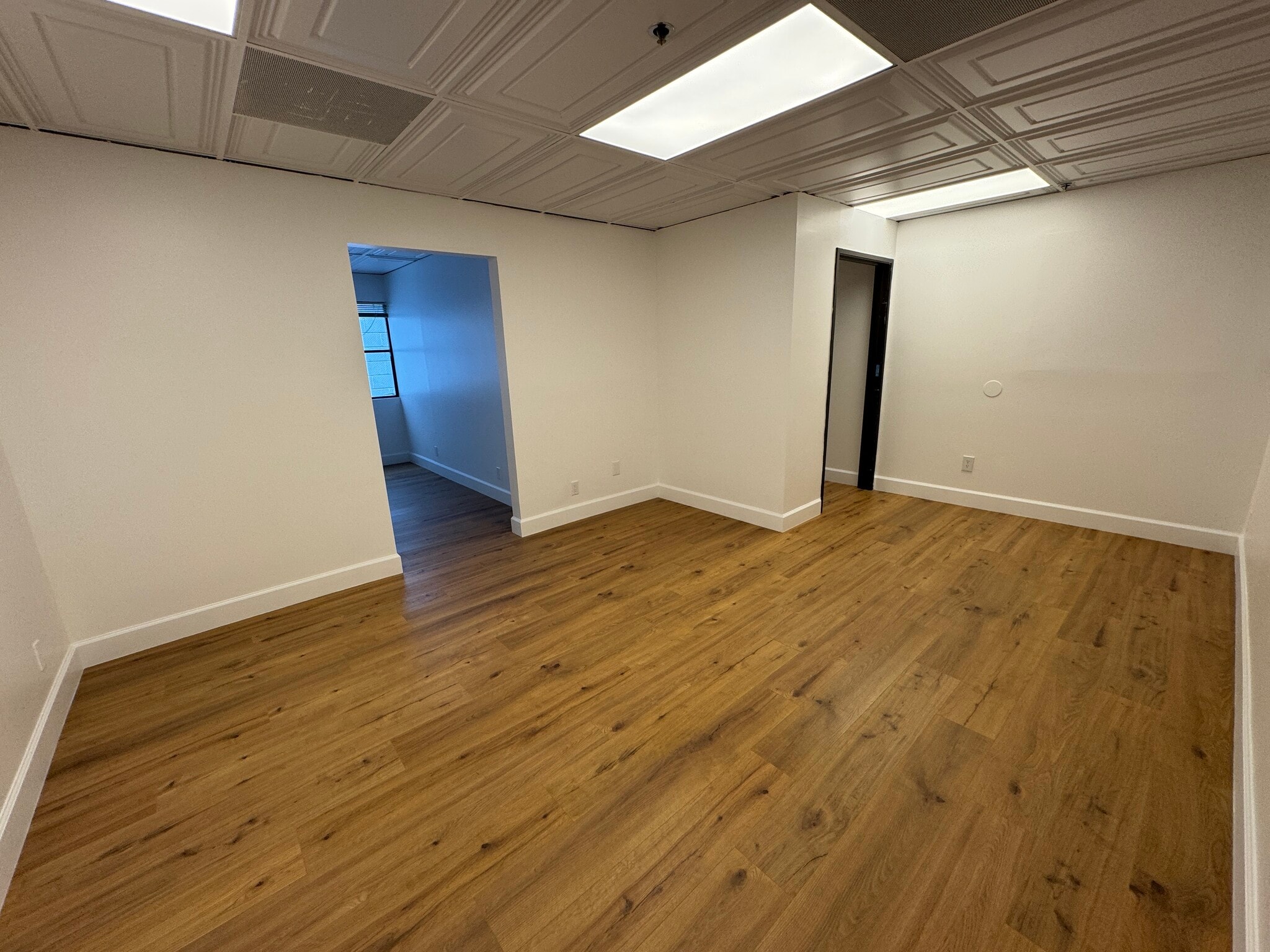 15928 Ventura Blvd, Encino, CA en alquiler Foto del edificio- Imagen 1 de 4