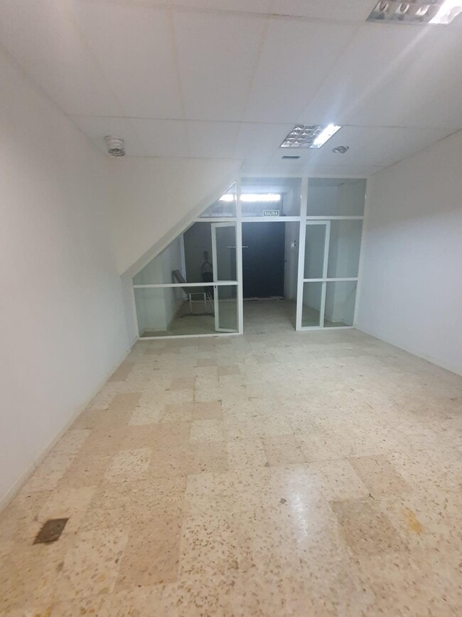 Más detalles de Hernán Ruiz, Sevilla, Cerro del Águila, 50, SEVILLA - Local en alquiler