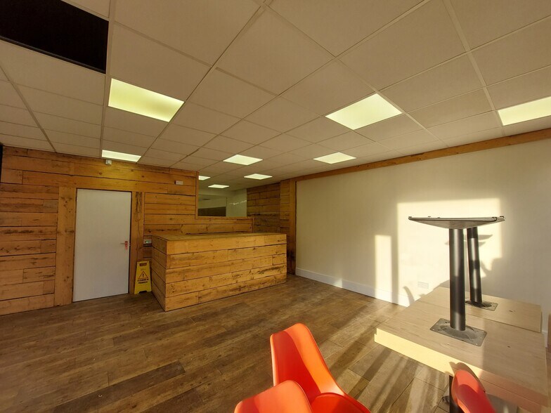 19 Bank St, Irvine en alquiler - Foto del edificio - Imagen 2 de 9