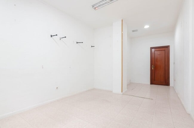 Más detalles de Calle Fuertes Acevedo, 107, Oviedo - Local en venta