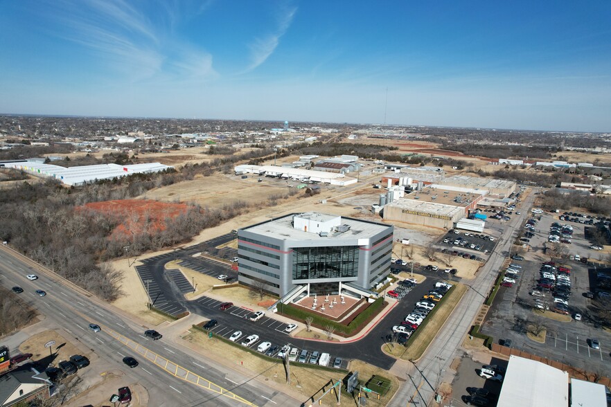 301 NW 63rd St, Oklahoma City, OK en alquiler - Foto del edificio - Imagen 1 de 14