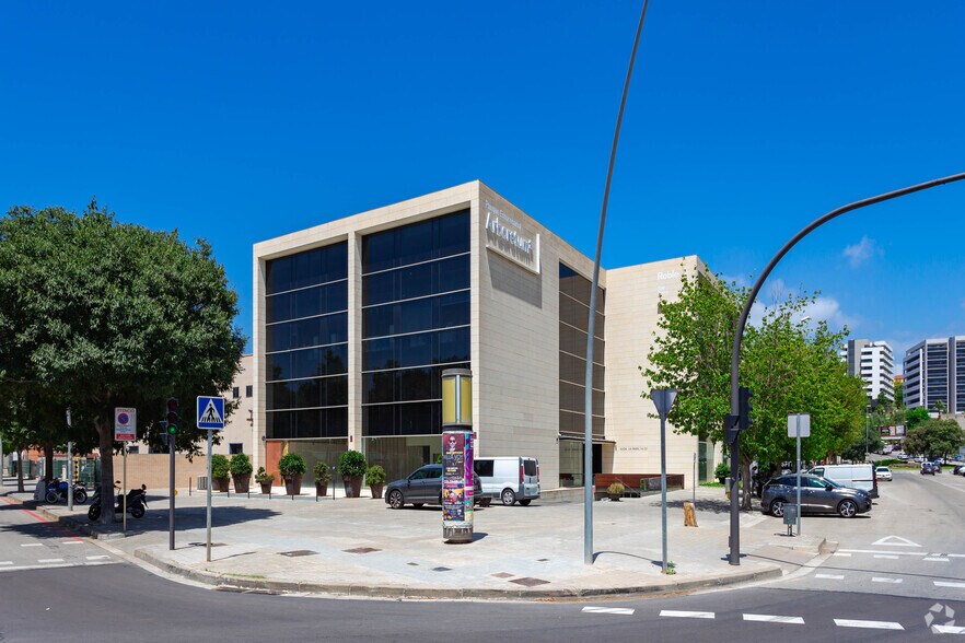 Avinguda de la Fama, 16, Cornellà de Llobregat, Barcelona en alquiler - Foto del edificio - Imagen 2 de 4