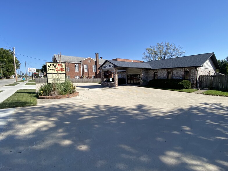 2228 W College St, Springfield, MO en venta - Foto del edificio - Imagen 1 de 44