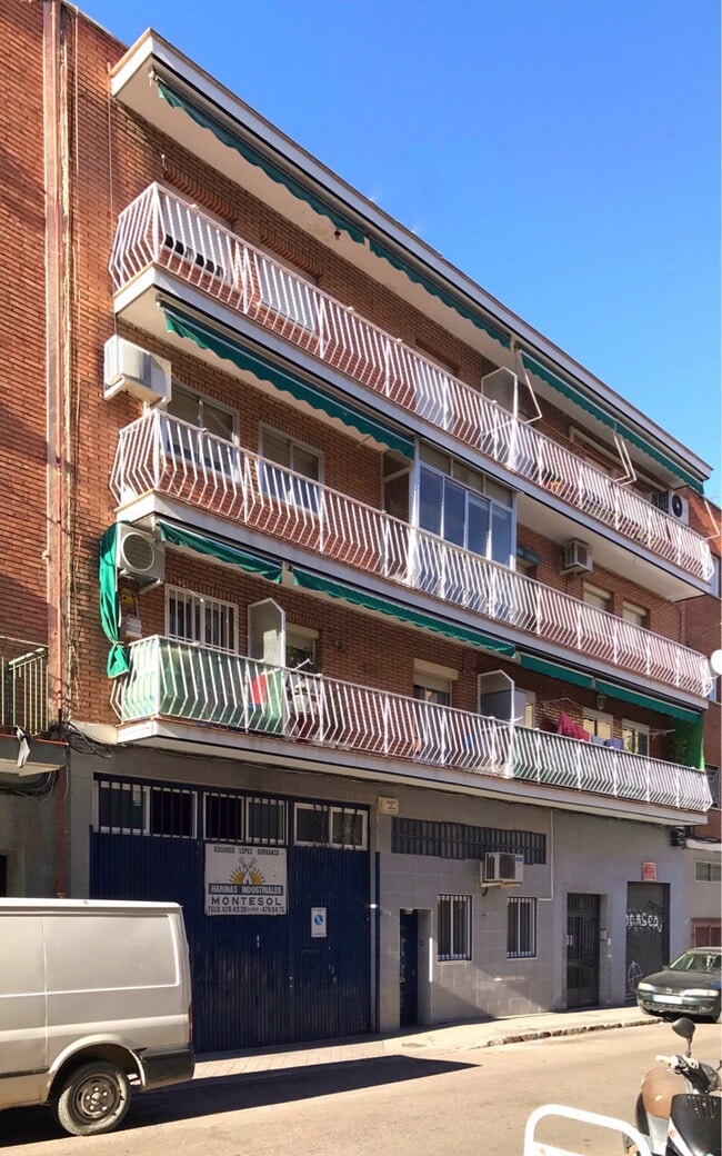 Más detalles de Calle Eduardo Requenas, 12, Madrid - Edificio residencial​ en venta