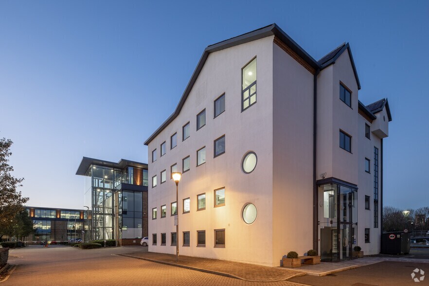 Kingsbury Cres, Staines en alquiler - Foto del edificio - Imagen 1 de 5