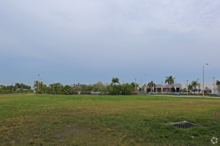 9800 NW 12th St, Miami, FL en alquiler - Foto del edificio - Imagen 2 de 3